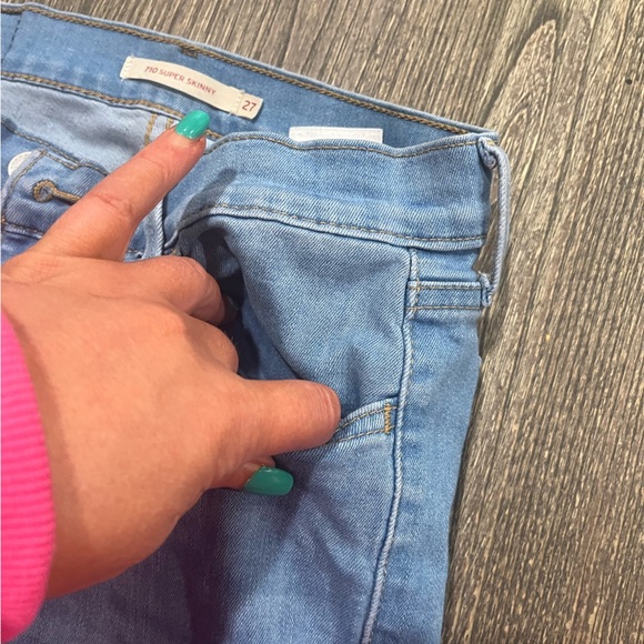 Levi's 710 Super Skinny Jeans Mid Rise Distressed Fray Hem Light Wash Size 27 - Picture 3 of 12